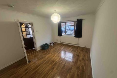 4 bedroom semi-detached house to rent, Sparrow Farm Drive, Feltham, TW14