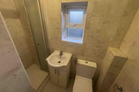 4 bedroom semi-detached house to rent, Sparrow Farm Drive, Feltham, TW14