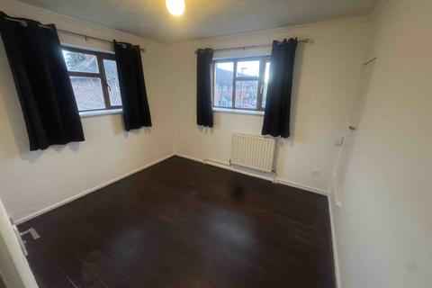 4 bedroom semi-detached house to rent, Sparrow Farm Drive, Feltham, TW14