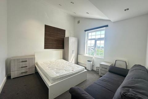 1 bedroom in a house share to rent, Uxbridge Road, Shepherds Bush, London, W12 9DT