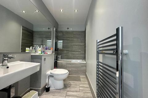 1 bedroom in a house share to rent, Uxbridge Road, Shepherds Bush, London, W12 9DT
