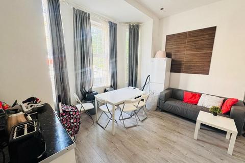 1 bedroom in a house share to rent, Uxbridge Road, Shepherds Bush, London, W12 9DT