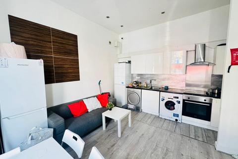 1 bedroom in a house share to rent, Uxbridge Road, Shepherds Bush, London, W12 9DT
