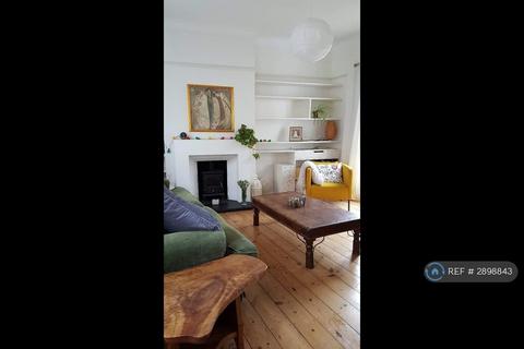 1 bedroom in a flat share to rent, Station Rise, London, SE27
