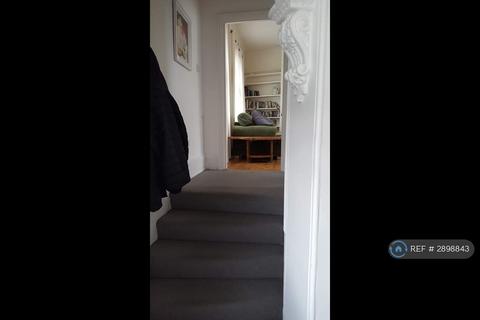 1 bedroom in a flat share to rent, Station Rise, London, SE27