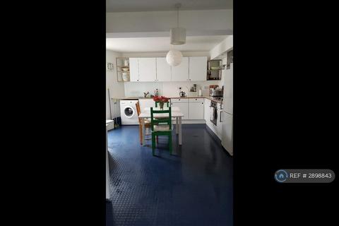 1 bedroom in a flat share to rent, Station Rise, London, SE27