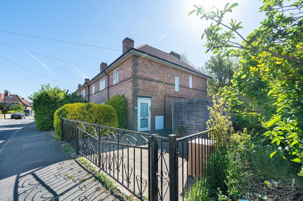 Detached house exterior, driveway