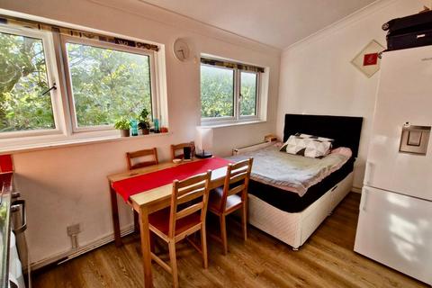 Studio to rent, Tresham Crescent, London