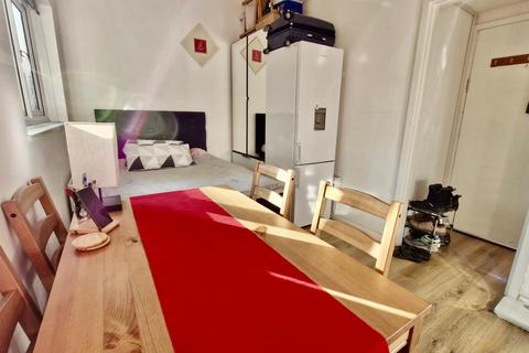 Studio to rent, Tresham Crescent, London