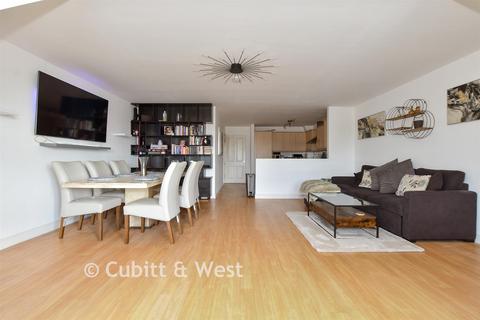 2 bedroom flat for sale, Turnpike House, Horsham RH13
