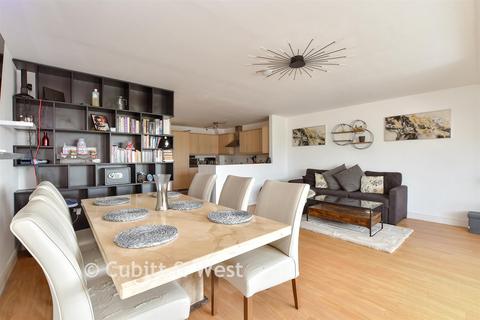 2 bedroom flat for sale, Turnpike House, Horsham RH13