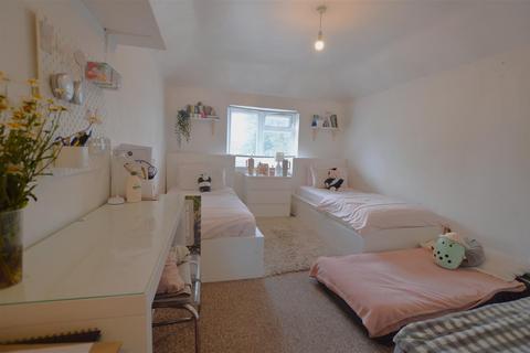 4 bedroom end of terrace house for sale, Hatton Avenue, Slough, Slough