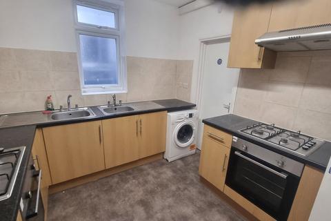 1 bedroom in a flat share to rent, Uxbridge Road, Hillingdon, Hayes, Greater London,  UB4 8HP