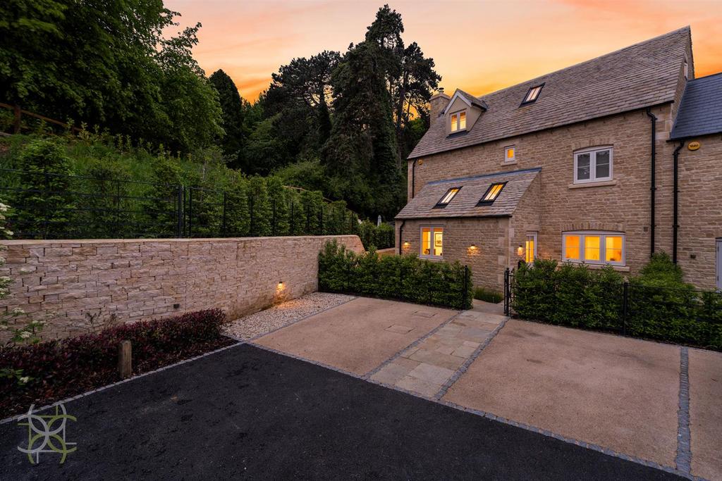 Detached house exterior, driveway