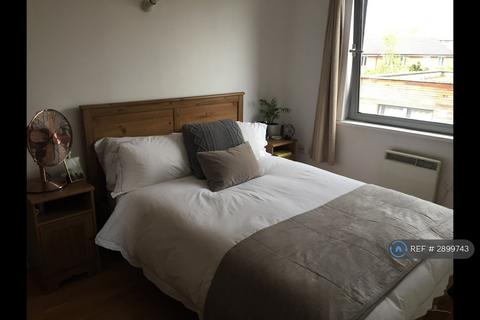 2 bedroom flat to rent, Deals Gateway, London, SE13