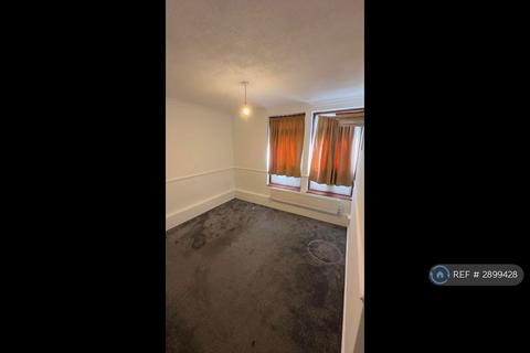 2 bedroom flat to rent, Dunster Close, Romford, RM5