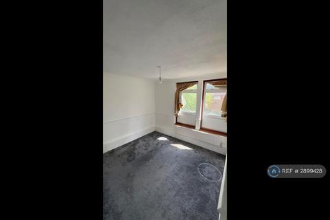 2 bedroom flat to rent, Dunster Close, Romford, RM5