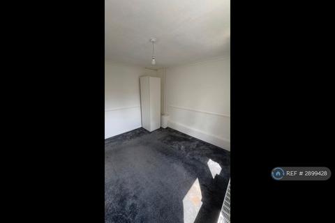 2 bedroom flat to rent, Dunster Close, Romford, RM5