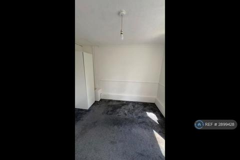 2 bedroom flat to rent, Dunster Close, Romford, RM5
