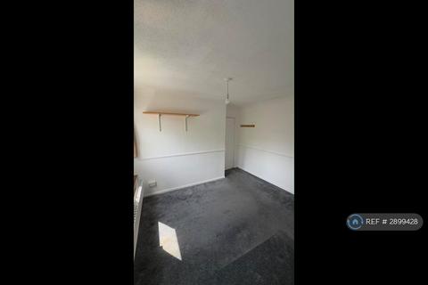2 bedroom flat to rent, Dunster Close, Romford, RM5