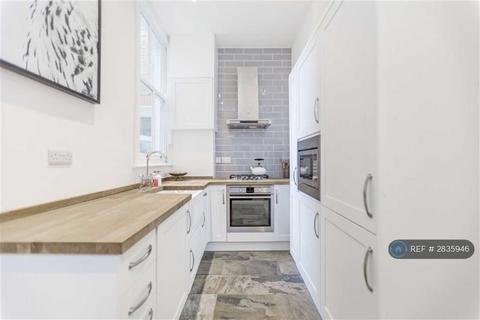 2 bedroom flat to rent, Trinity Road, London, SW17