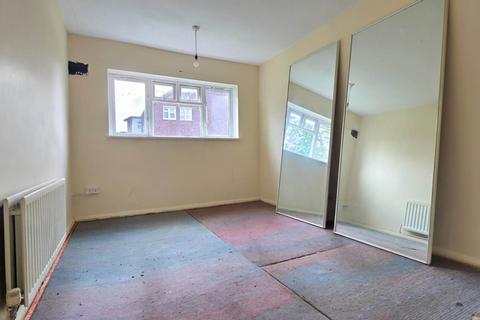 1 bedroom flat for sale, Padnall Road, Marks Gate, RM6 5ER