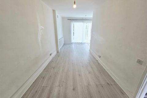 4 bedroom end of terrace house to rent, Elton Avenue, Greenford