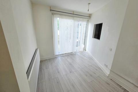 4 bedroom end of terrace house to rent, Elton Avenue, Greenford