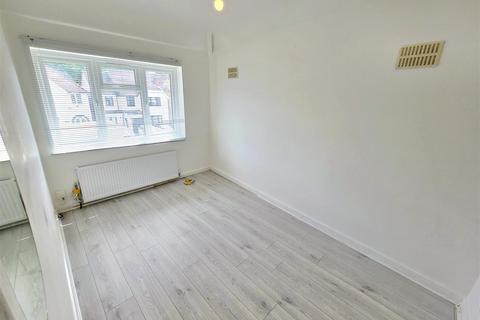 4 bedroom end of terrace house to rent, Elton Avenue, Greenford