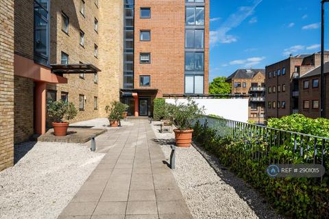 1 bedroom in a house share to rent, Medland House, London, E14