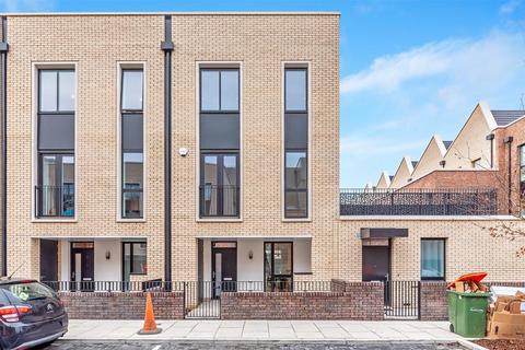 4 bedroom townhouse to rent, Cadence Way, London, E20