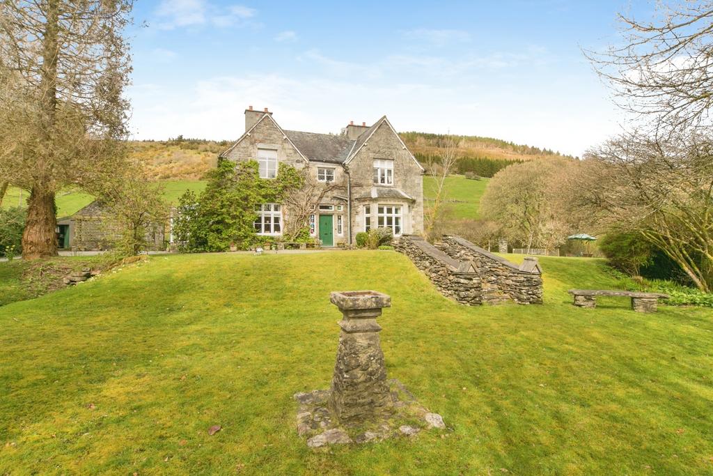 6 bedroom detached house for sale