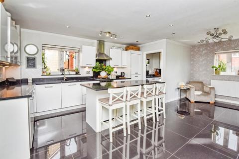 4 bedroom detached house for sale, Lopes Close, Melksham