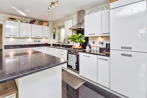 4 bedroom detached house for sale, Lopes Close, Melksham