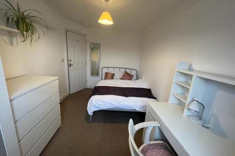 8 bedroom house share to rent, Aspen Grove
