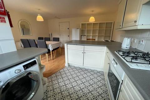 8 bedroom house share to rent, Aspen Grove