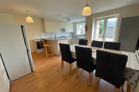 8 bedroom house share to rent, Aspen Grove