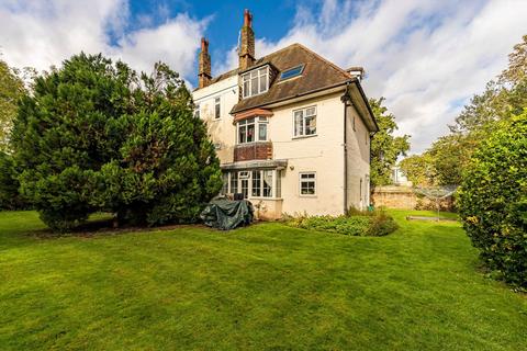 Popes Avenue, Strawberry Hill TW2