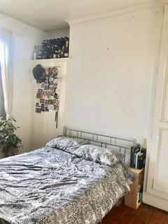 1 bedroom in a house share to rent, Grove Green Road, London