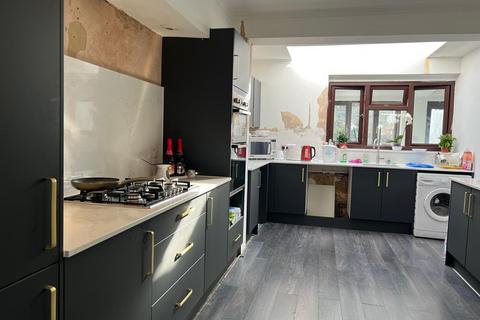 1 bedroom in a house share to rent, Grove Green Road, London