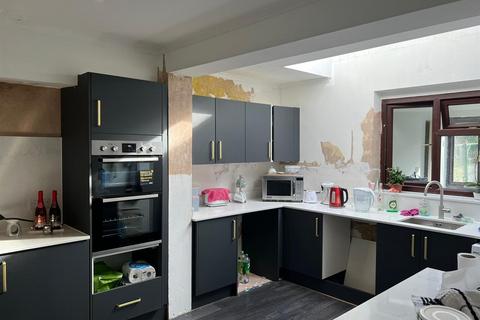 1 bedroom in a house share to rent, Grove Green Road, London