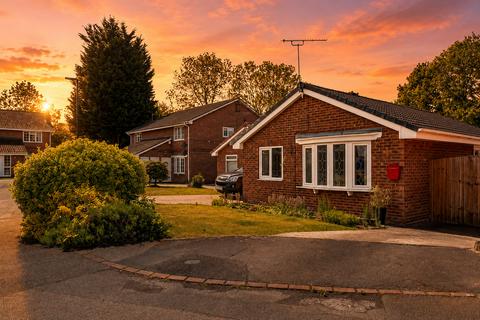 Detached bungalow - Eland Close, Rossington, DN11