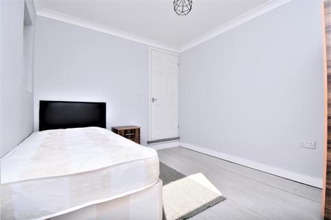 1 bedroom in a house share to rent, Cambridge Road Rochester ME2