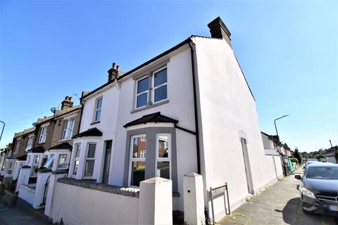 1 bedroom in a house share to rent, Cambridge Road Rochester ME2