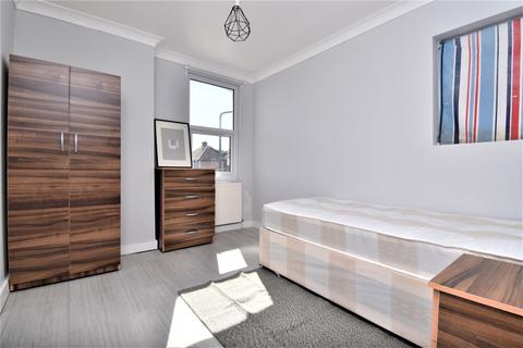 1 bedroom in a house share to rent, Cambridge Road Rochester ME2