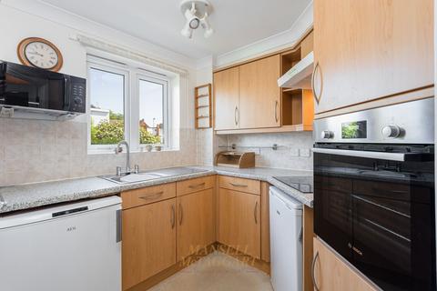 2 bedroom flat for sale, Massetts Road, Horley RH6