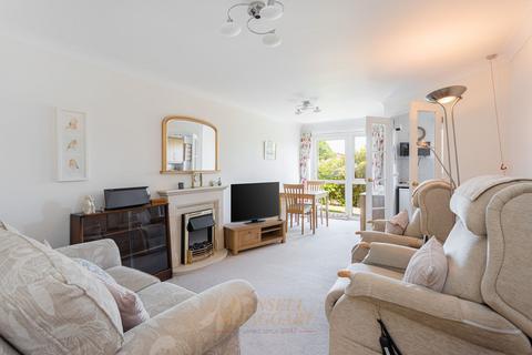 2 bedroom flat for sale, Massetts Road, Horley RH6