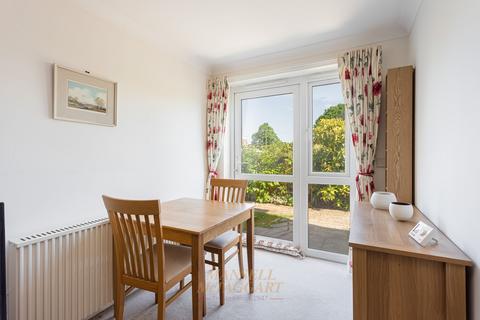 2 bedroom flat for sale, Massetts Road, Horley RH6