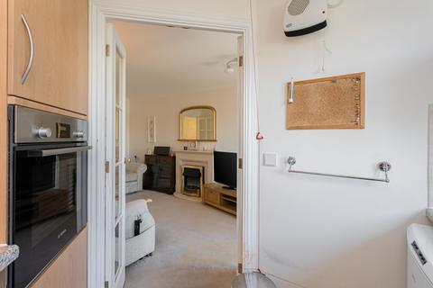 2 bedroom flat for sale, Massetts Road, Horley RH6