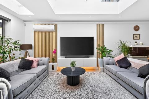 4 bedroom detached house for sale, Blakes Avenue, New Malden